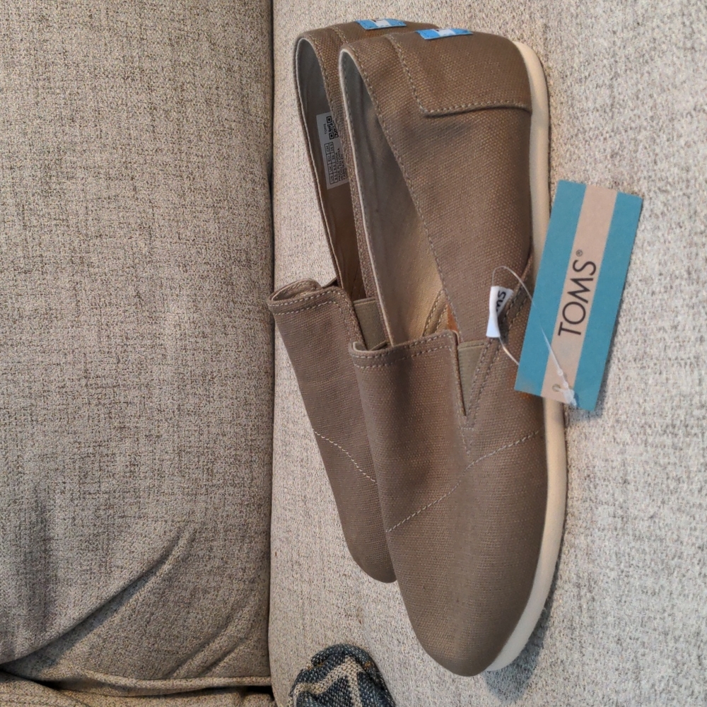 Toms olive slip-on sneaker size 8.5 in excellent used condition